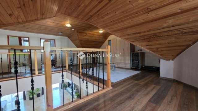 Eladó családi ház, Csempeszkopácson 134.9 M Ft, 8 szobás