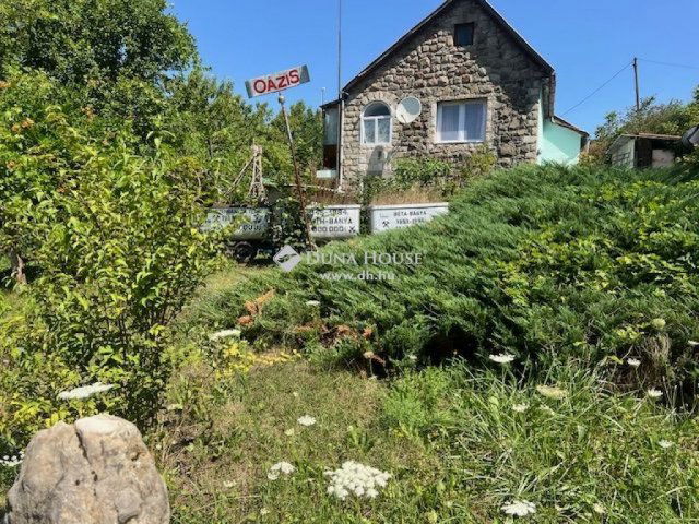 Eladó nyaraló, Komlón 11 M Ft, 3 szobás / költözzbe.hu