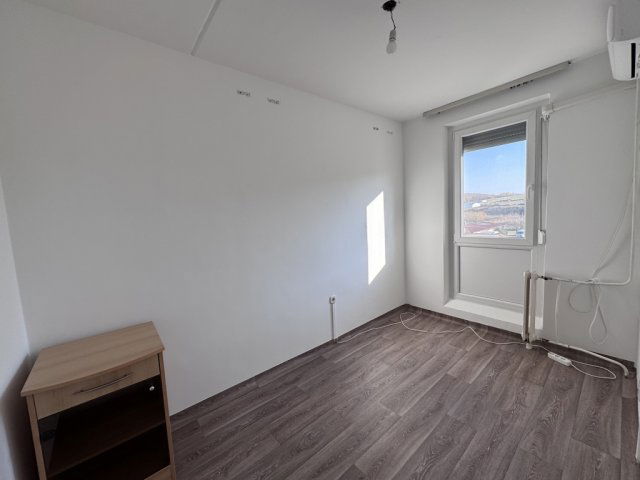 Eladó panellakás, Komlón 19.5 M Ft, 1+1 szobás