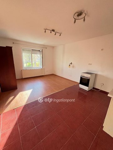 Kiadó téglalakás, albérlet, Ajkán 100 E Ft / hó, 1+1 szobás