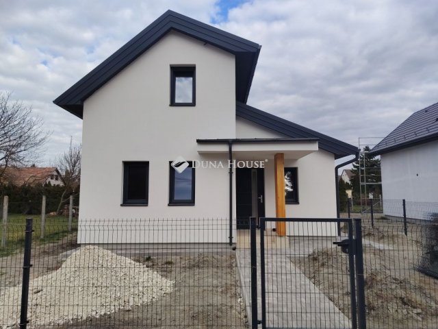 Eladó nyaraló, Balatonkeresztúron 86 M Ft, 4 szobás