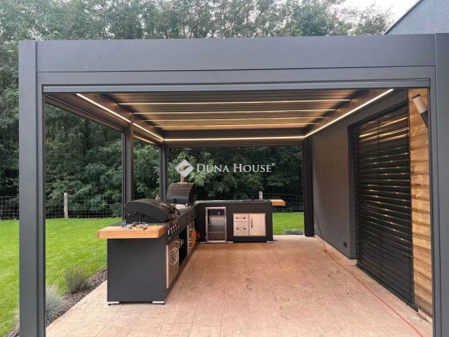 Eladó családi ház, Mogyoródon 690 M Ft, 6 szobás