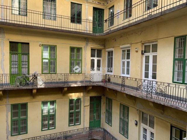 Eladó téglalakás, Budapesten, V. kerületben 67.9 M Ft, 1 szobás
