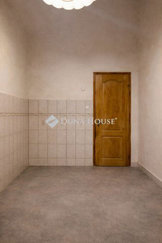 Eladó téglalakás, Budapesten, VI. kerületben 51.2 M Ft, 1 szobás