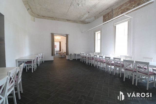 Eladó családi ház, Kiszomboron 160 M Ft, 13 szobás