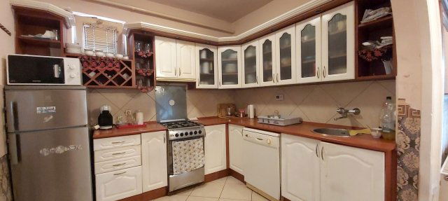 Eladó családi ház, Pécsett 99.9 M Ft, 8 szobás