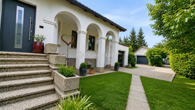Eladó családi ház, Fertődön 158.99 M Ft, 5 szobás