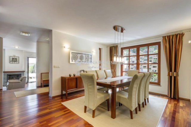 Eladó családi ház, Leányfaluban 307.5 M Ft, 8 szobás