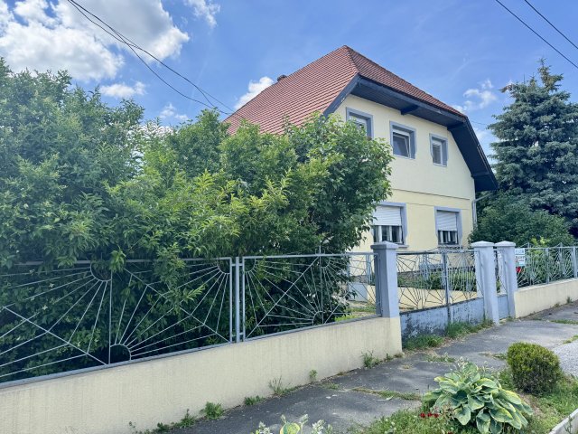 Eladó családi ház, Keszthelyen 89 M Ft, 7 szobás