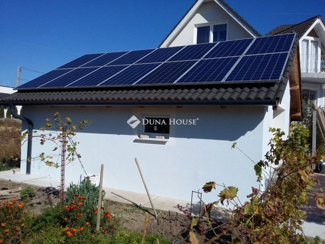 Eladó családi ház, Veszprémben 140.7 M Ft, 5 szobás