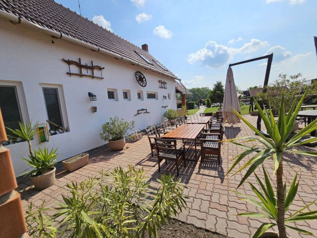 Eladó hotel, Bakson 349 M Ft, 20+5 szobás / költözzbe.hu