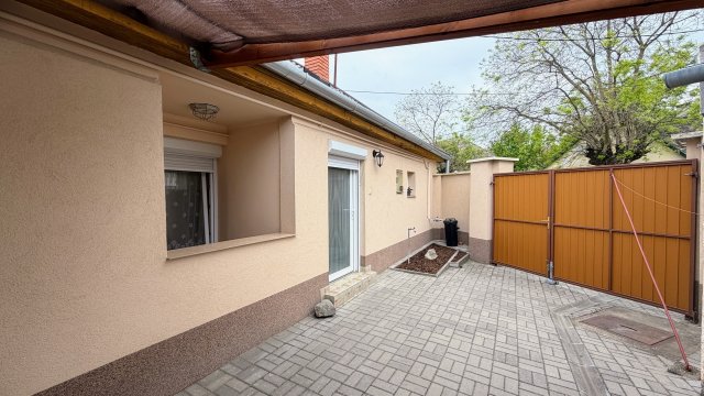 Eladó családi ház, Baján 32.5 M Ft, 2 szobás