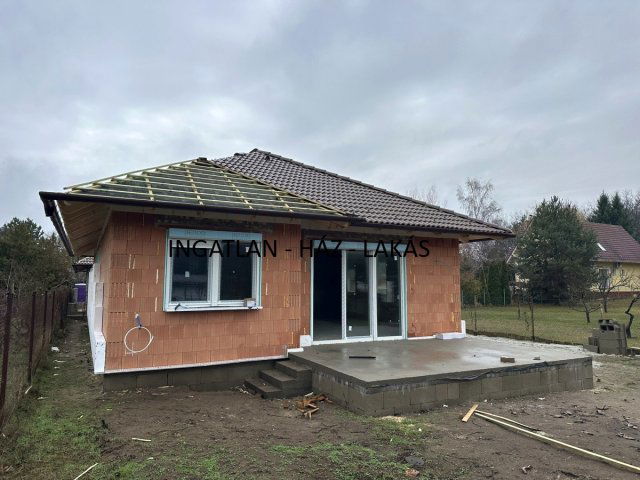 Eladó ikerház, Veresegyházon 114.9 M Ft, 5 szobás