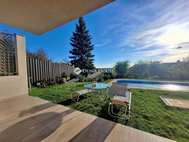 Eladó családi ház, Szadán 265 M Ft, 6 szobás