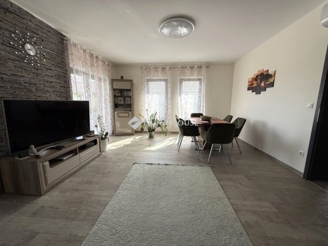 Eladó családi ház, Péterin 155 M Ft, 3 szobás