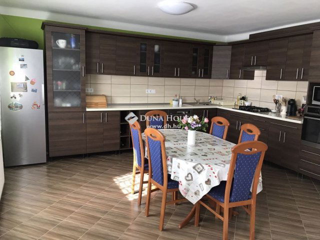 Eladó családi ház, Kisbéren 78.5 M Ft, 5 szobás