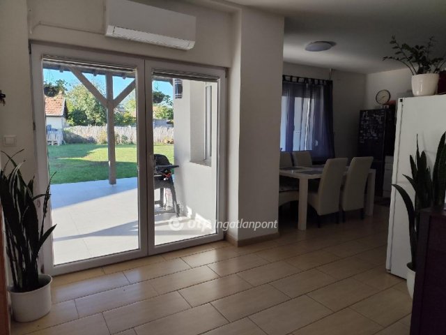 Eladó sorház, Hajdúnánáson 63.5 M Ft, 2 szobás