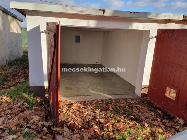 Eladó garázs, Pécsett 4.5 M Ft / költözzbe.hu