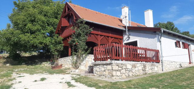 Eladó nyaraló, Balatoncsicsón 85 M Ft, 3 szobás