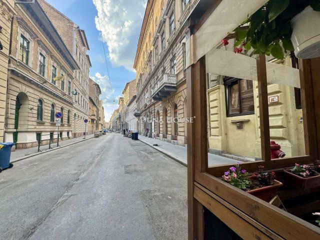 Eladó üzlethelyiség, Budapesten, VI. kerületben 124.99 M Ft