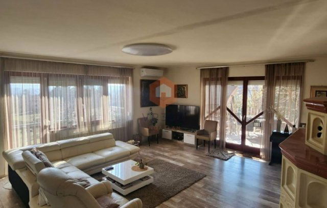 Eladó családi ház, Pécsett 199.9 M Ft, 8 szobás