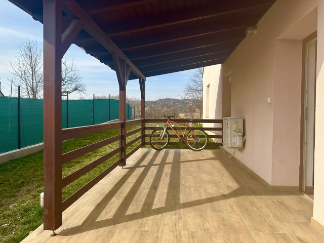 Eladó családi ház, Sukorón 149.9 M Ft, 6+3 szobás