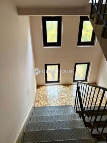 Eladó panellakás, Pécsett 49 M Ft, 3 szobás