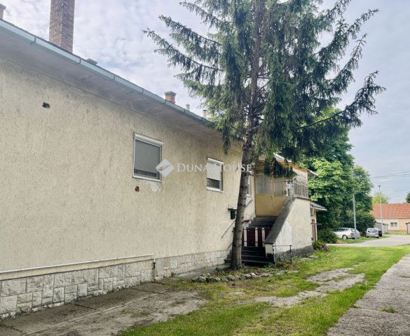 Eladó téglalakás, Komáromban 32 M Ft, 2 szobás