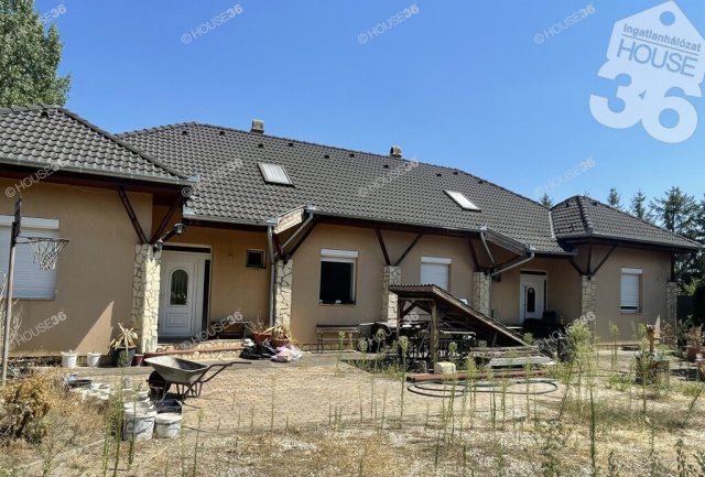 Eladó családi ház, Kecskeméten 150 M Ft, 7 szobás