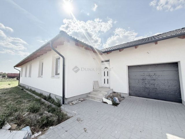 Eladó ikerház, Szigetcsépen 88.9 M Ft, 5 szobás