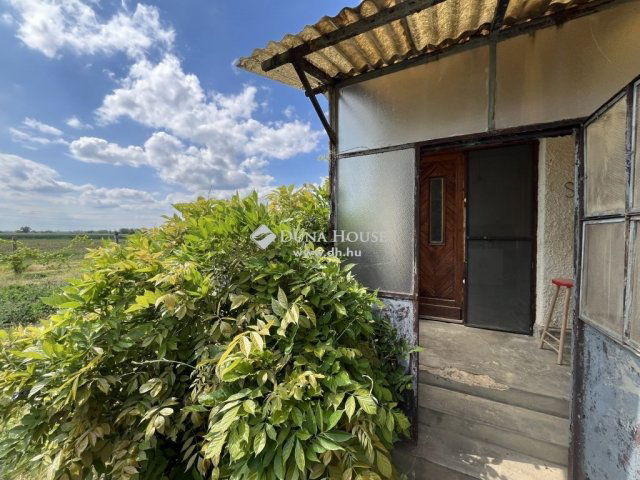 Eladó családi ház, Zsédenyen 29.99 M Ft, 2 szobás