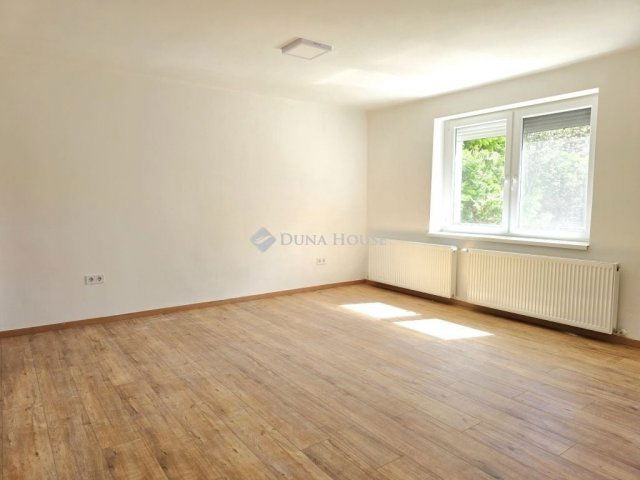 Eladó téglalakás, Pécsett 109.9 M Ft, 4 szobás