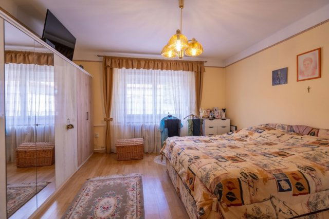Eladó családi ház, Pécsett 89.9 M Ft, 5 szobás