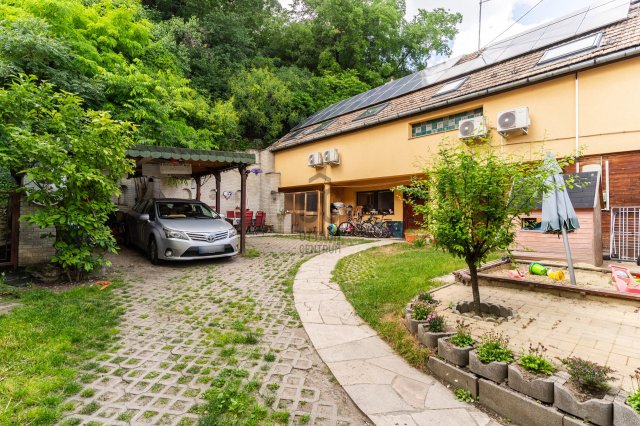 Eladó családi ház, Budakalászon 252 M Ft, 7 szobás