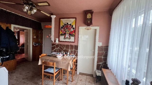 Eladó téglalakás, Pápán 39 M Ft, 2 szobás