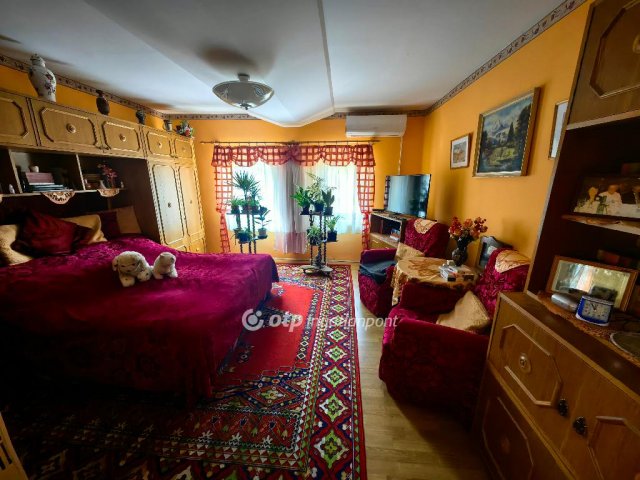 Eladó családi ház, Kisújszálláson 9 M Ft, 1+1 szobás