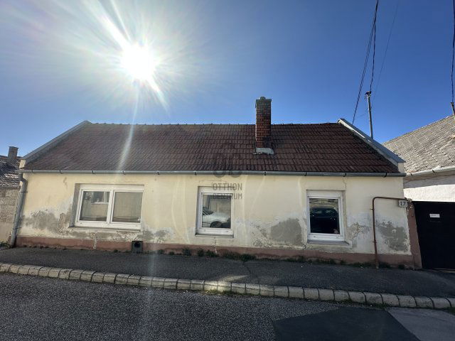 Eladó családi ház, Veszprémben 21.9 M Ft, 2 szobás