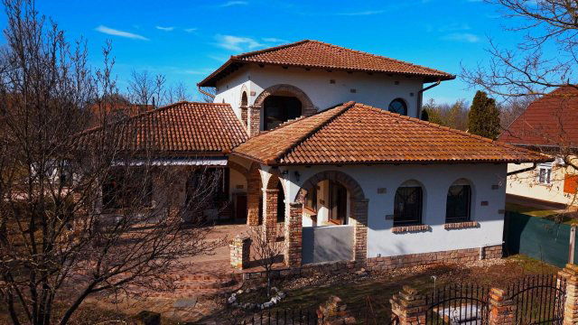 Eladó családi ház, Felsőlajoson 100 M Ft, 4 szobás