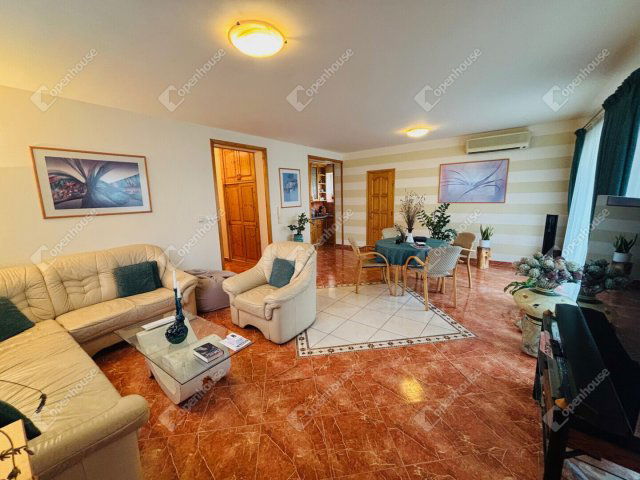 Eladó téglalakás, Szegeden 99.9 M Ft, 4 szobás