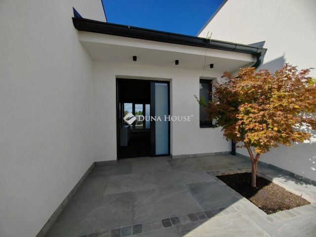 Eladó családi ház, Szombathelyen 100 M Ft, 3 szobás