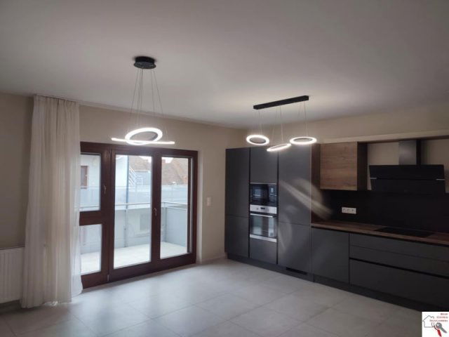 Eladó téglalakás, Pécsett 165 M Ft, 4 szobás