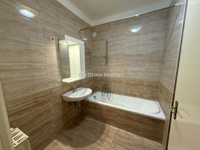 Eladó téglalakás, Kecskeméten 69.9 M Ft, 4 szobás