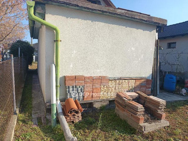 Eladó családi ház, Szigetszentmiklóson 28 M Ft, 1 szobás