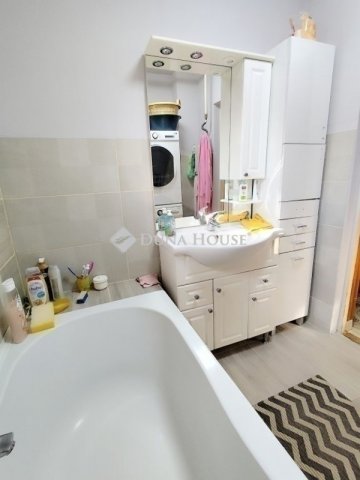 Eladó családi ház, Vecsésen 73 M Ft, 5 szobás