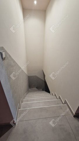 Eladó családi ház, Komáromban 680 M Ft, 7 szobás