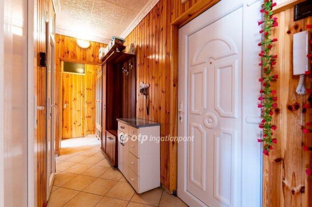 Eladó panellakás, Kazincbarcikán 42 M Ft, 4 szobás