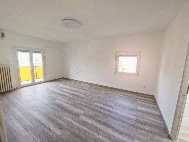 Eladó panellakás, Pécsett 55.9 M Ft, 2 szobás