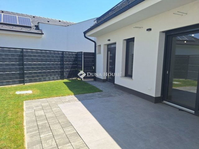 Eladó családi ház, Baján 98.6 M Ft, 4+2 szobás