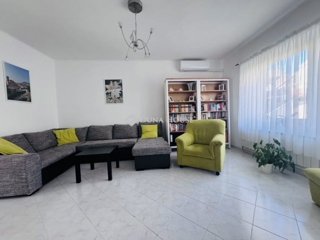 Eladó családi ház, Pécsett 154 M Ft, 5 szobás