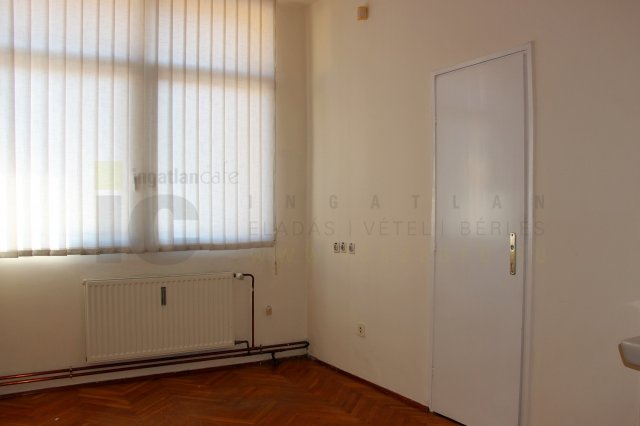 Kiadó iroda, Szegeden, Attila utcában 32 E Ft / hó